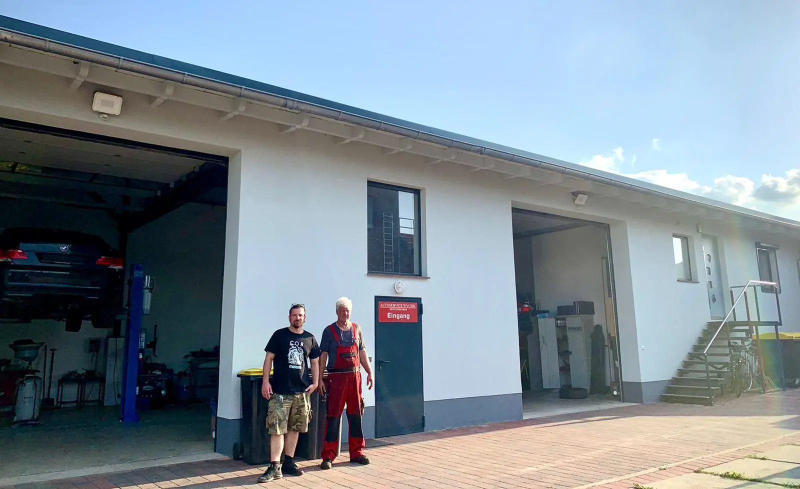 Frank und Norman Wycisk vor der Werkstatt in Doberlug-Kirchhain
